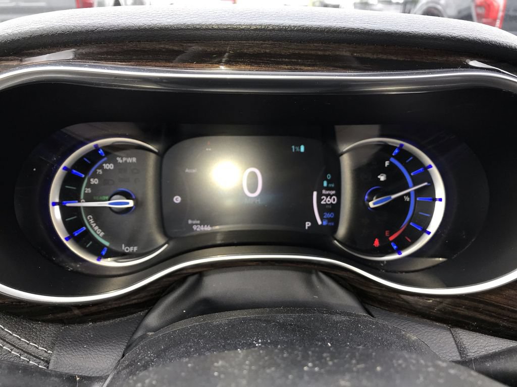 Used 2022 Chrysler Pacifica Limited w/ Uconnect Theater Family Group FWD image 15