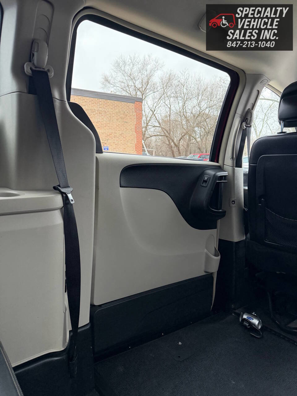 Used 2014 Chrysler Town & Country Touring image 29