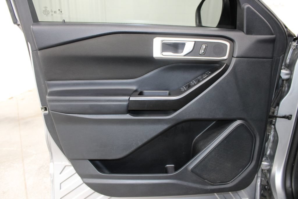 Used 2020 Ford Explorer XLT w/ Comfort Package RWD image 18