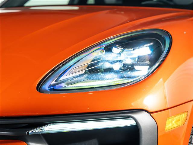 Certified 2025 Porsche Macan image 12