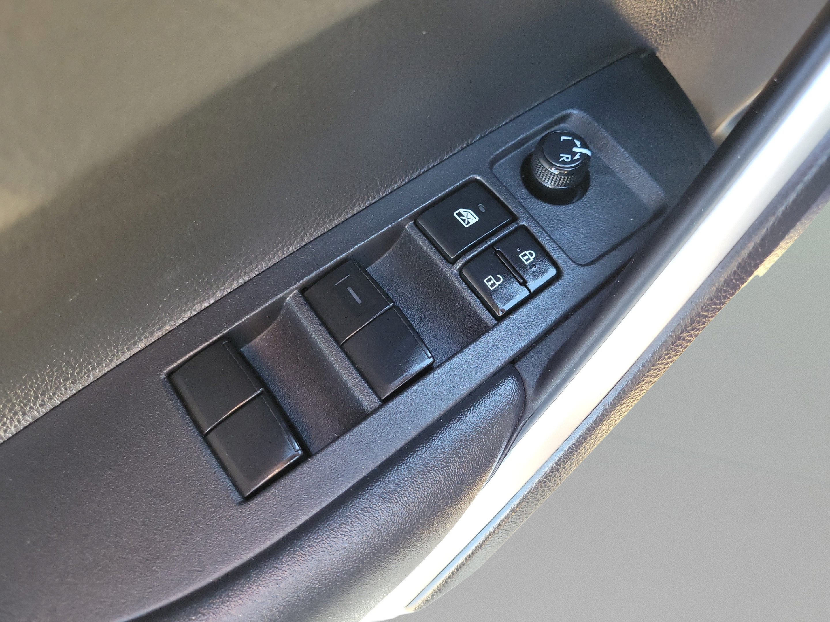 Used 2024 Toyota Corolla Cross XLE FWD image 14