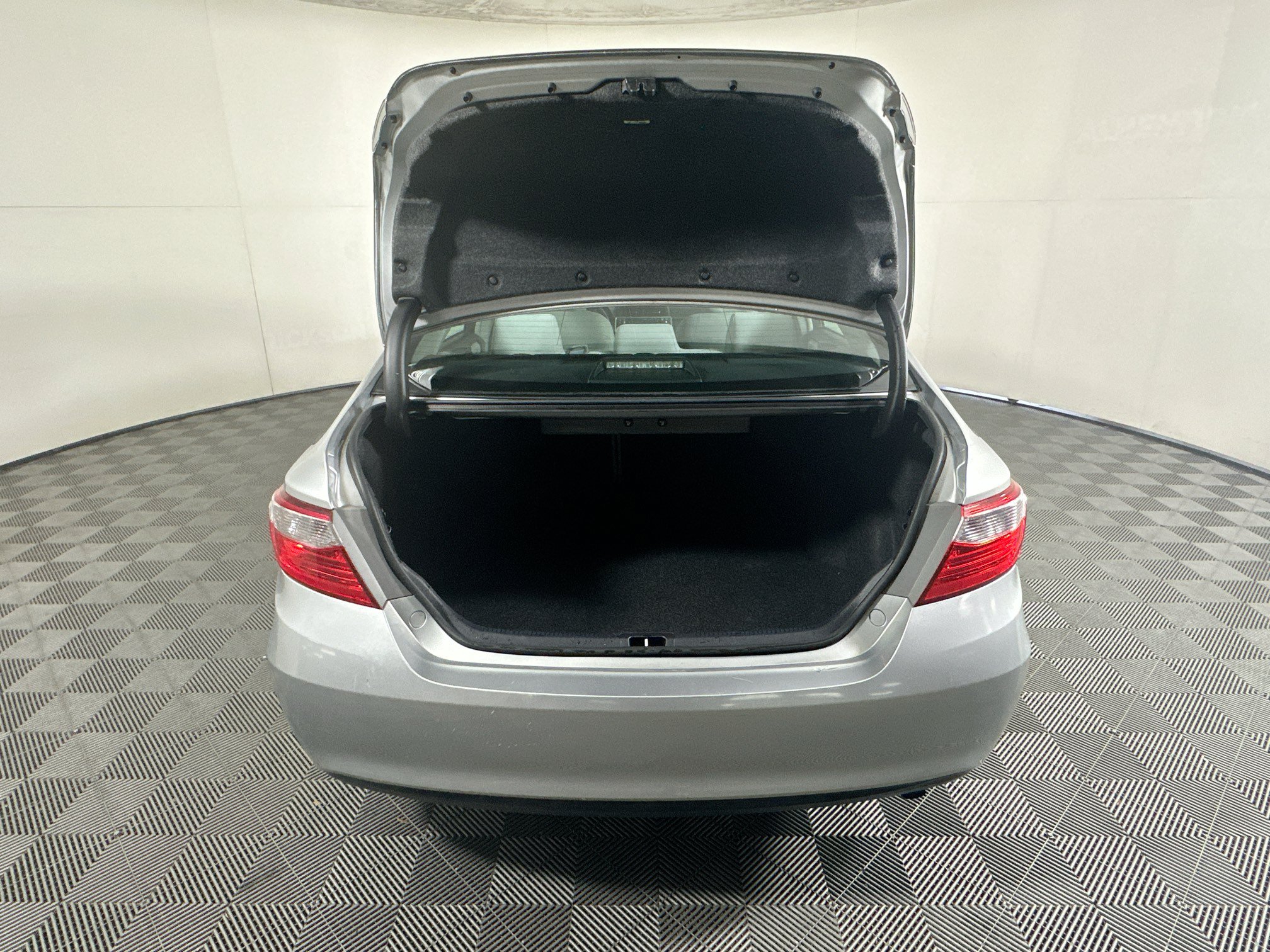Used 2017 Toyota Camry LE FWD image 30