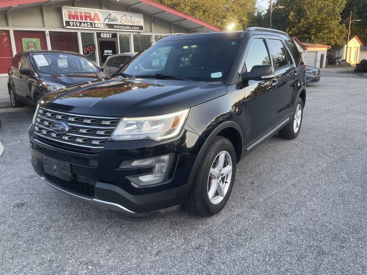 Used 2017 Ford Explorer XLT w/ Equipment Group 202A AWD/4WD image 3