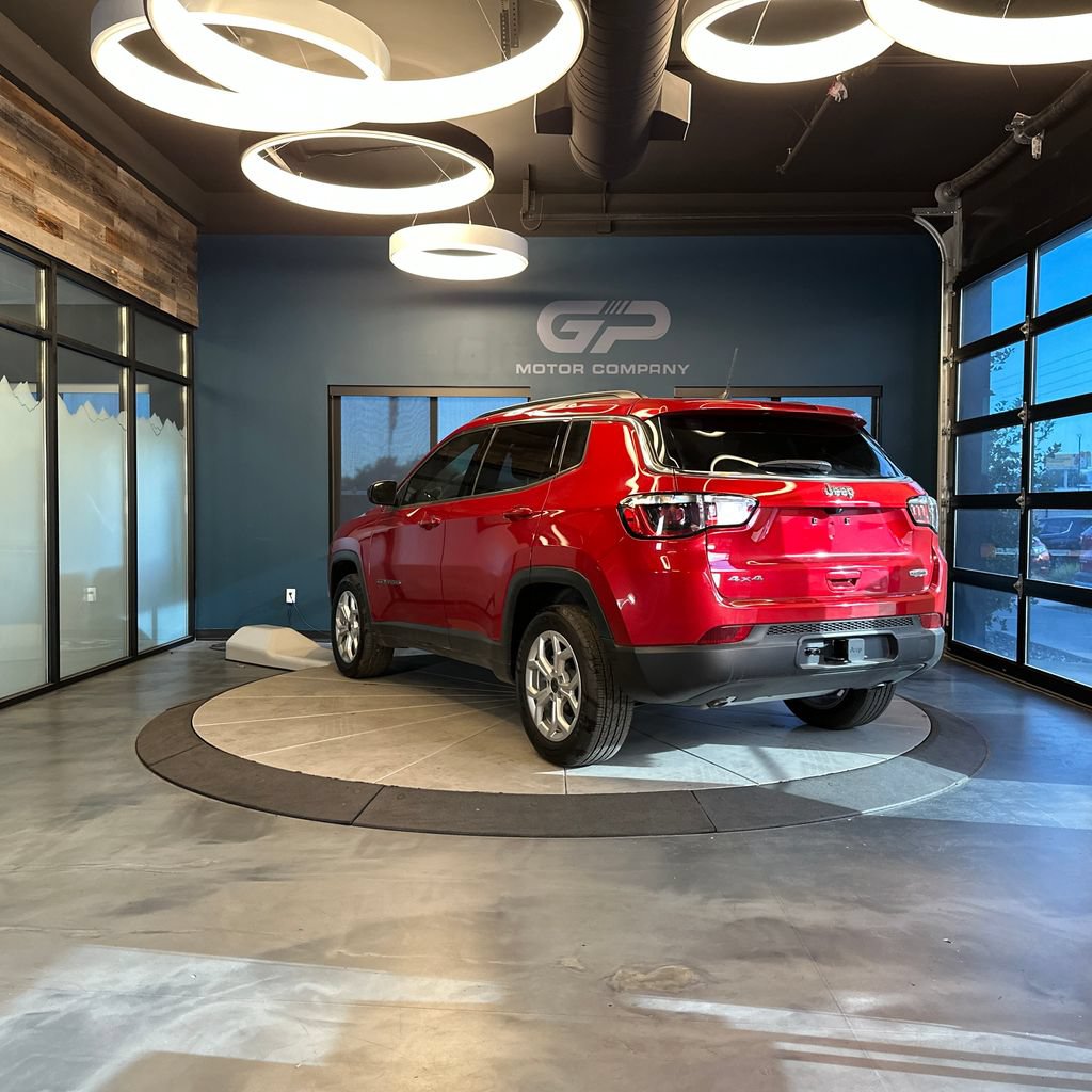 Used 2025 Jeep Compass Latitude AWD/4WD image 5
