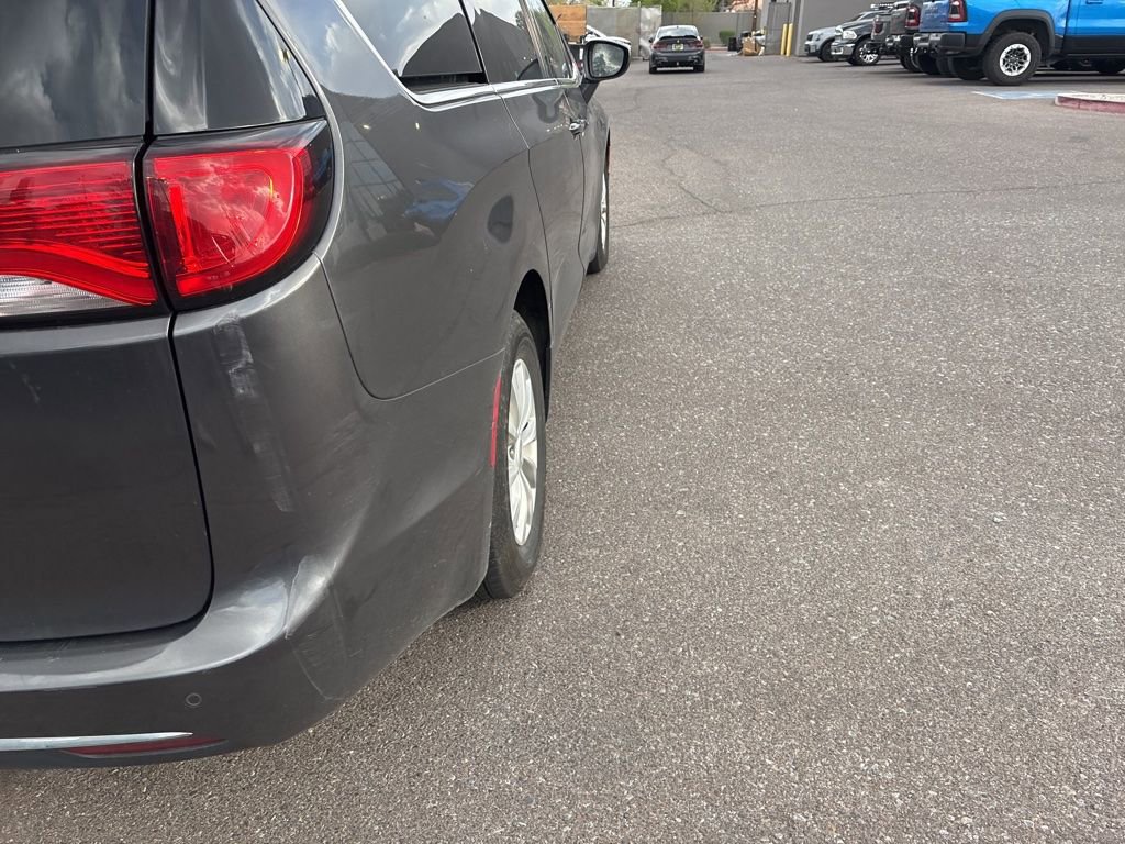 Used 2017 Chrysler Pacifica Touring-L image 9