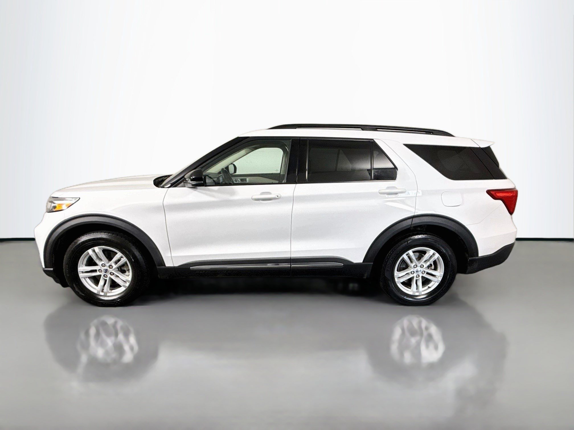 Used 2023 Ford Explorer XLT w/ Equipment Group 202A RWD image 6