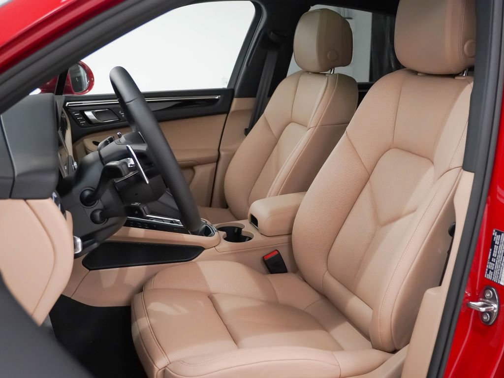 Certified 2026 Porsche Macan AWD/4WD image 5