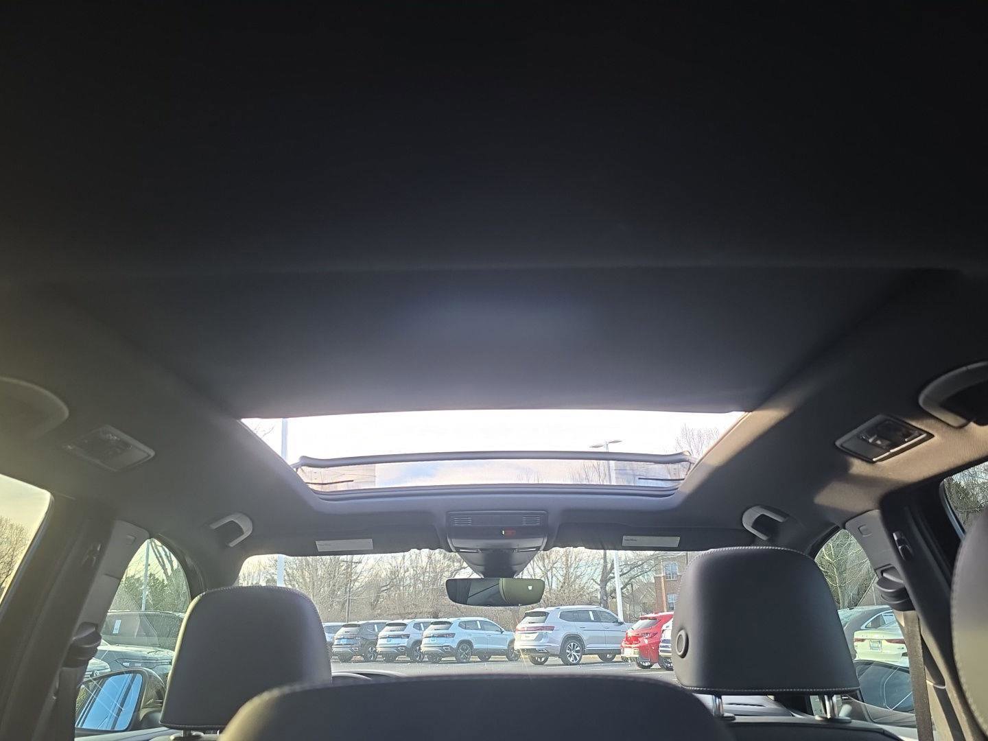 Used 2023 Volkswagen Tiguan SE R-Line image 9