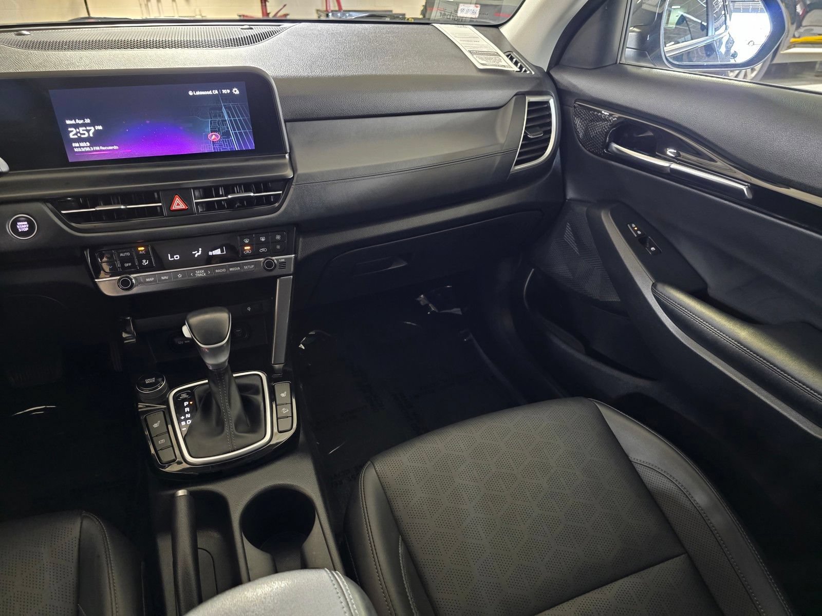 Used 2024 Kia Seltos EX FWD image 17