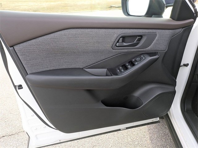 Used 2023 Nissan Rogue S image 11