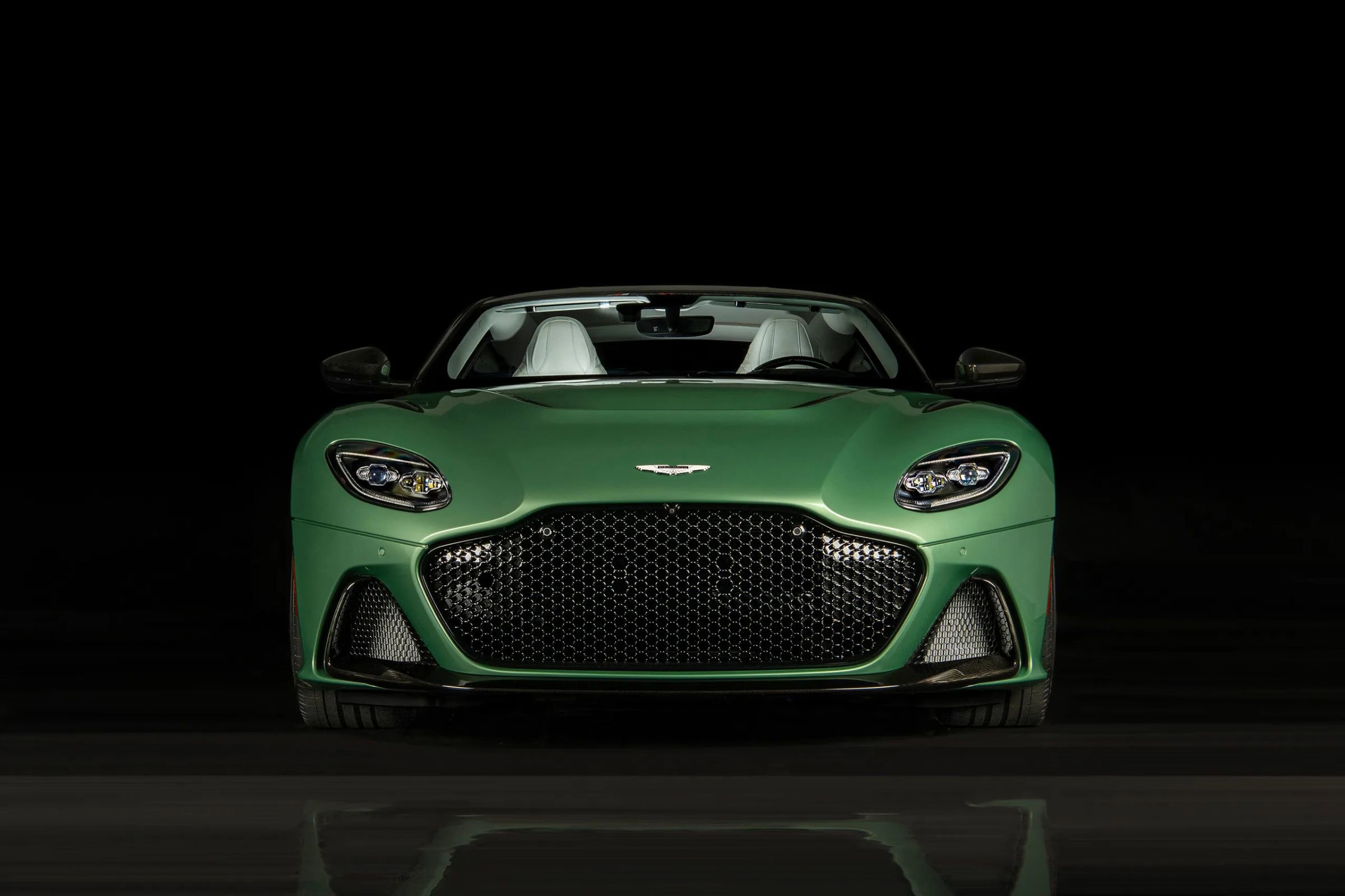 Used 2023 Aston Martin DBS Coupe image 3