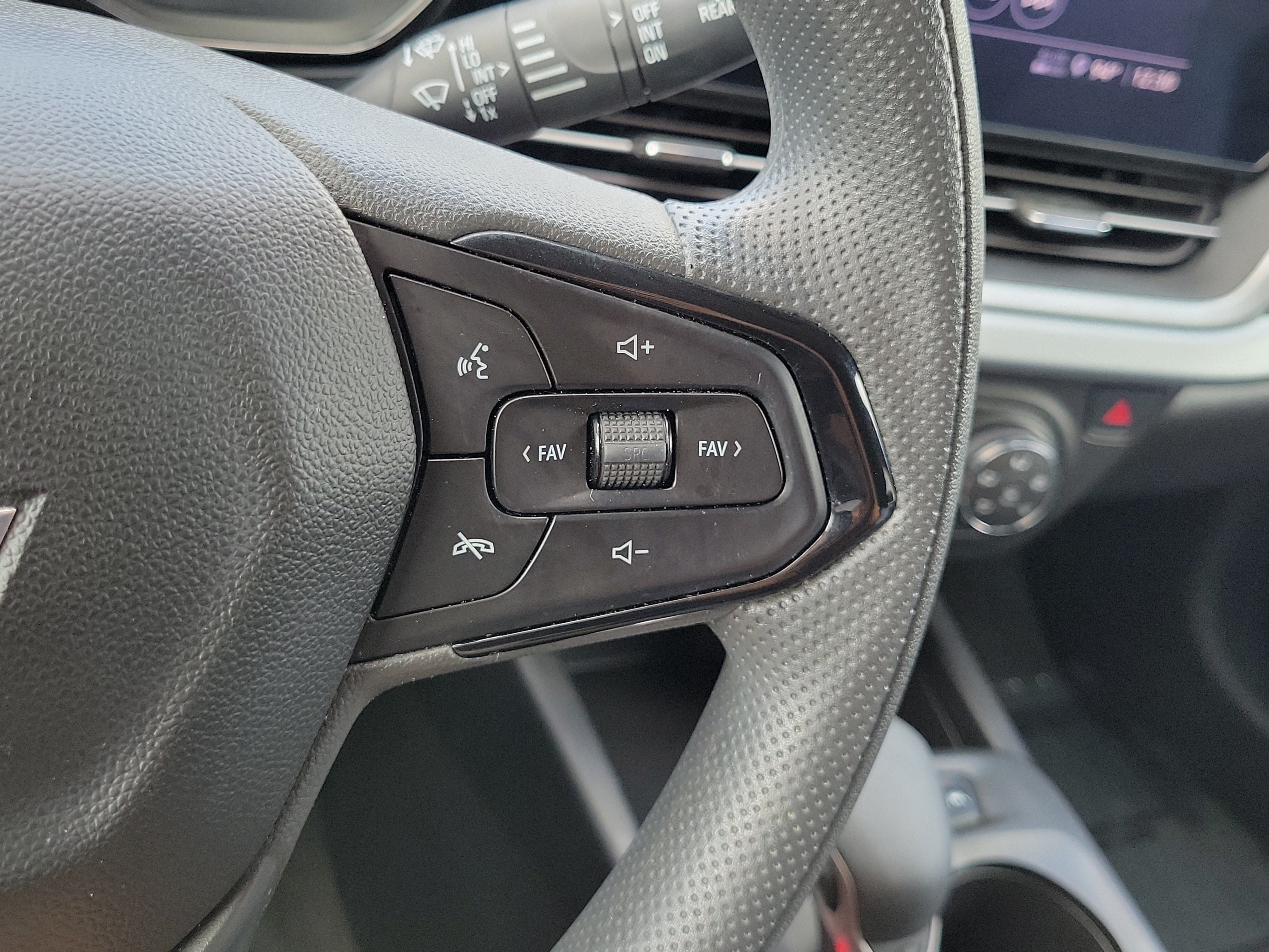 Used 2025 Chevrolet Trax LS w/ LS Convenience Package FWD image 23