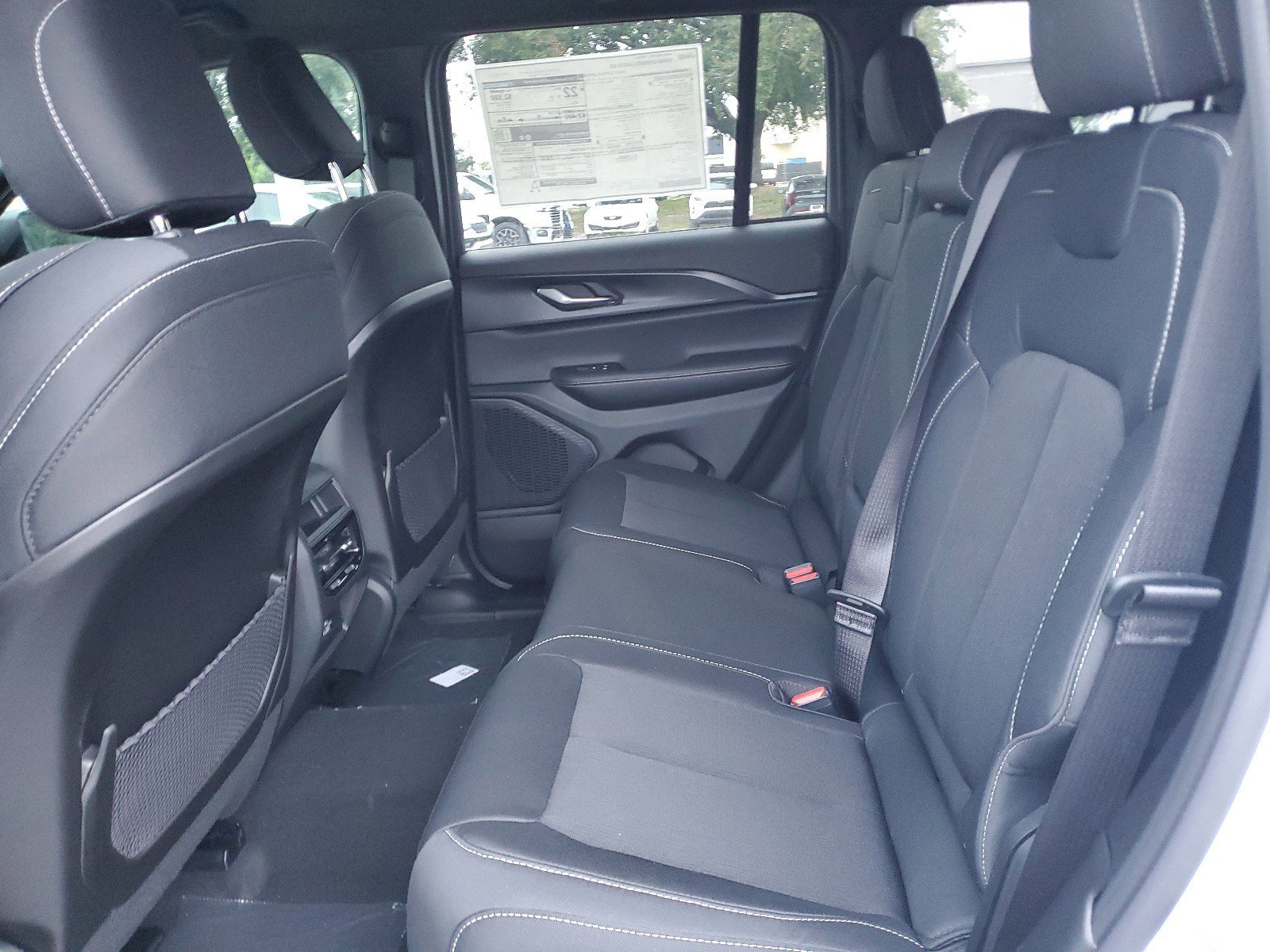 New 2025 Jeep Grand Cherokee Laredo image 10