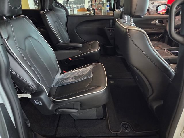 New 2027 Chrysler Pacifica Limited w/ S Appearance Package FWD image 15