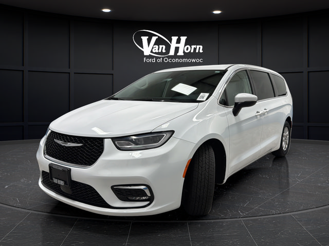 Used 2023 Chrysler Pacifica Touring-L FWD image 3