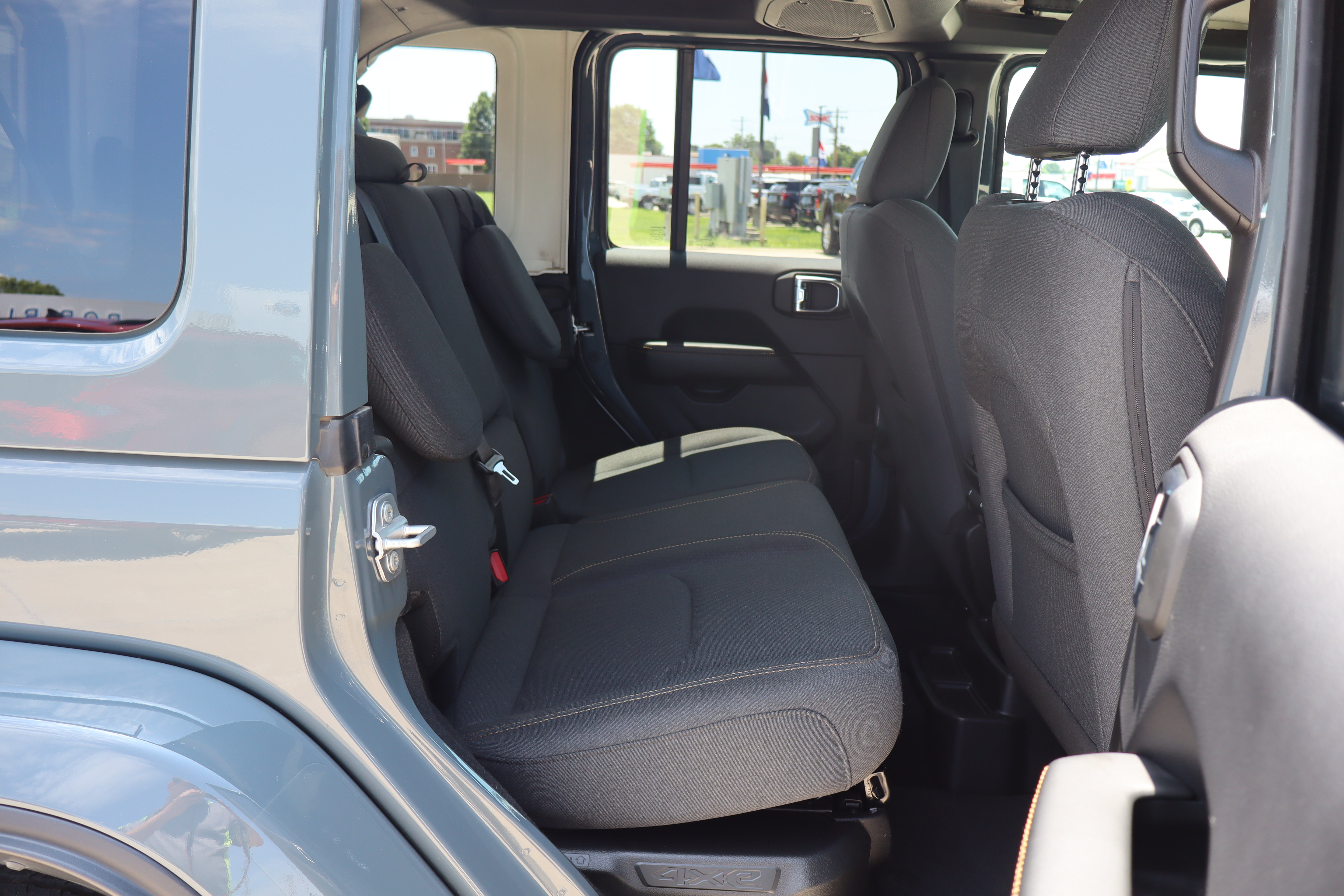 Used 2025 Jeep Wrangler Unlimited Sahara AWD/4WD image 11