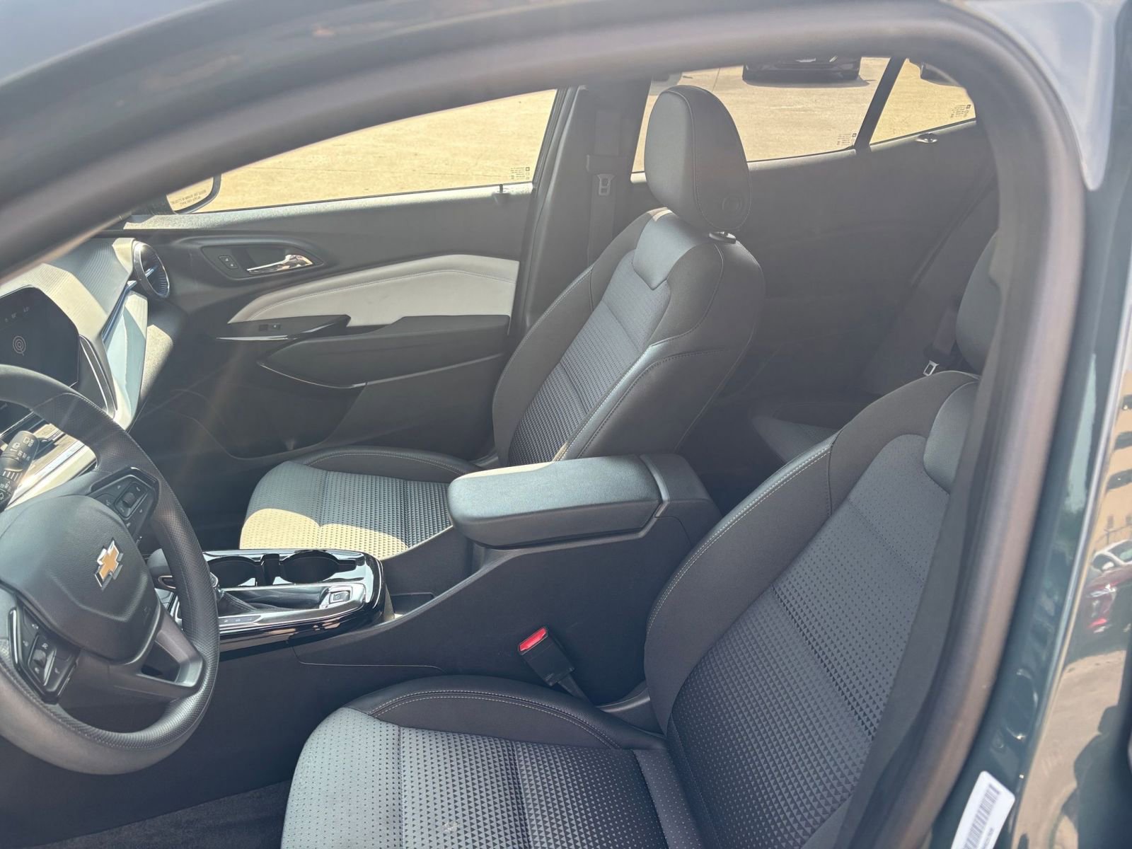 Used 2025 Chevrolet Trax LT FWD image 35