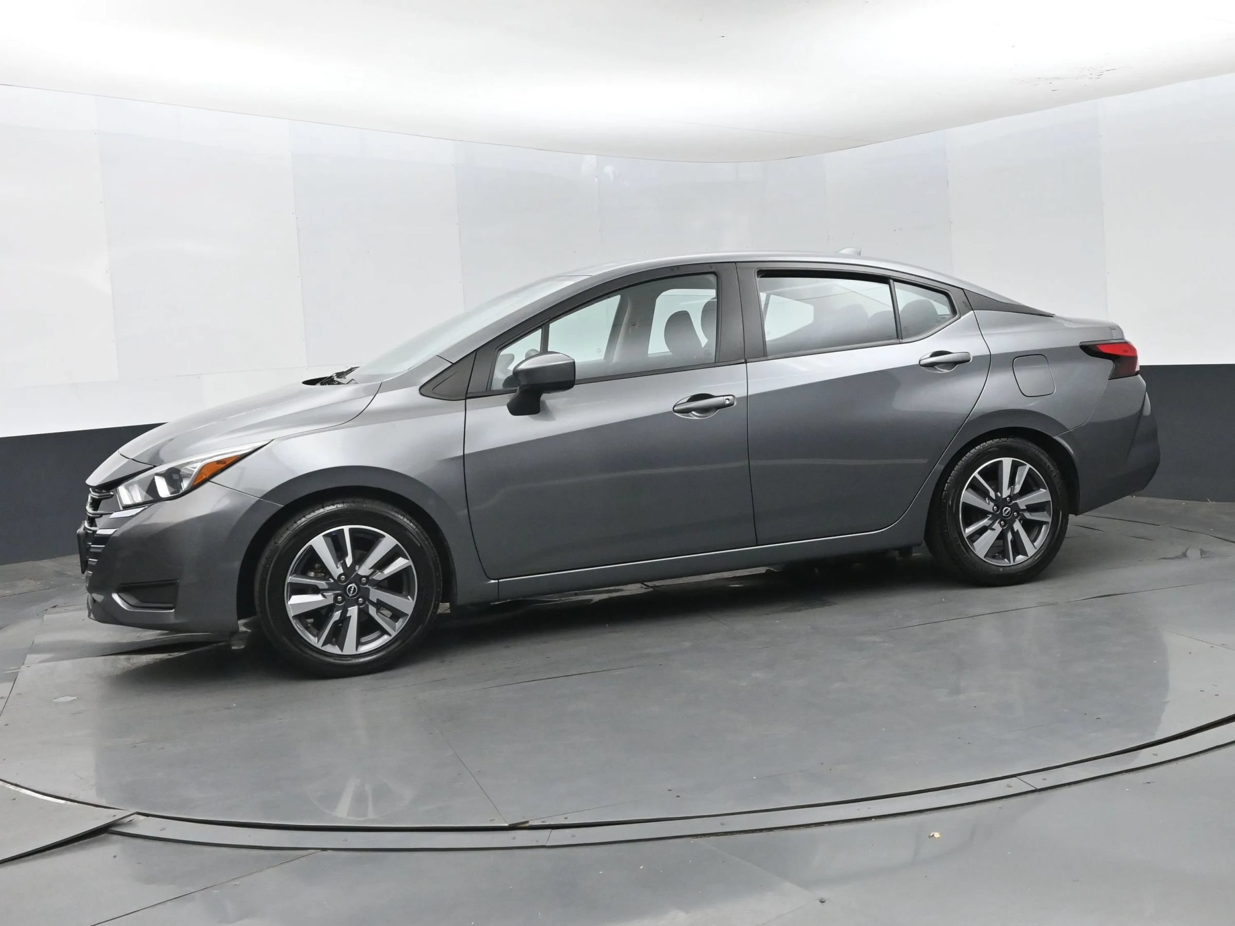 Used 2023 Nissan Versa SV FWD image 5