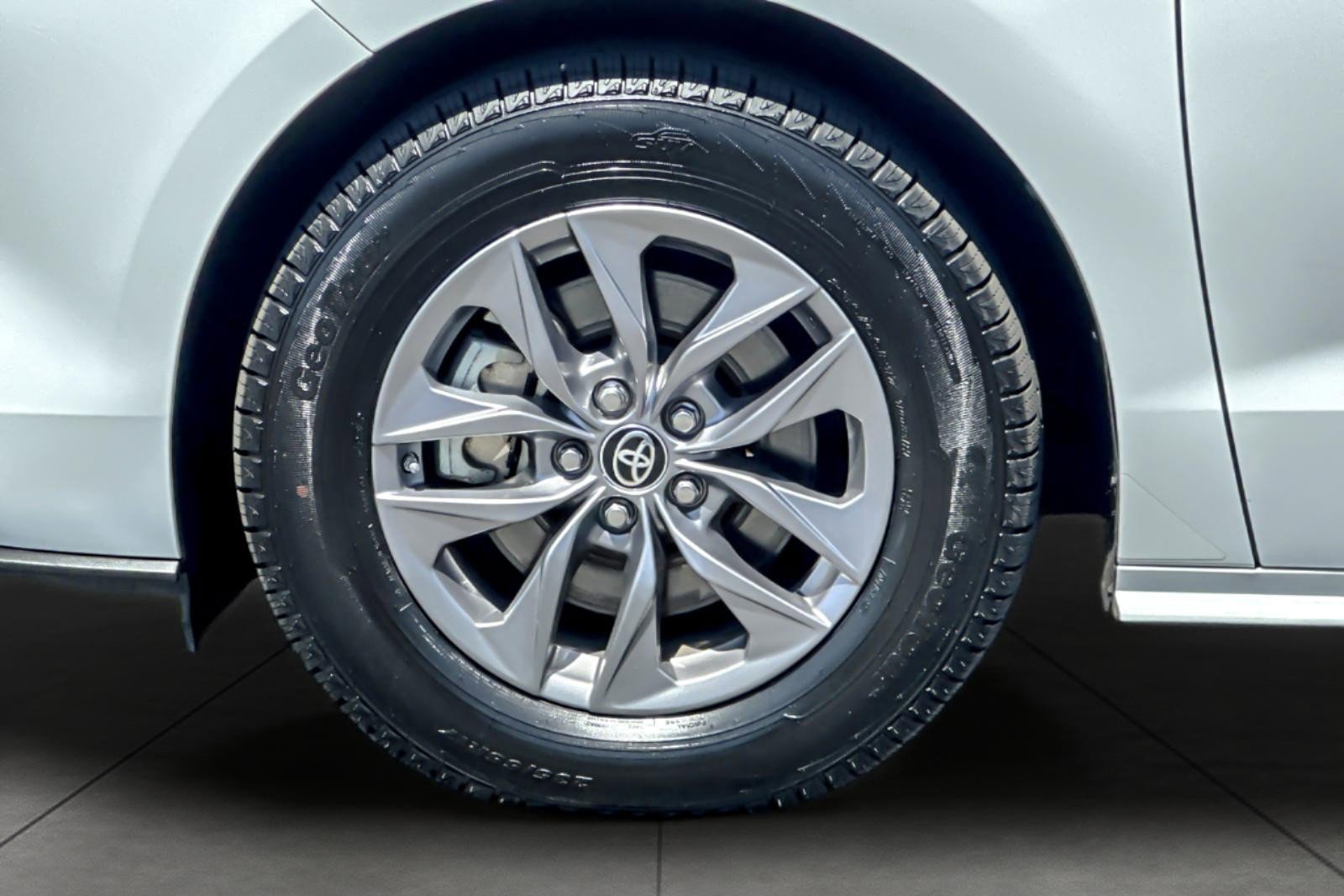 Certified 2024 Toyota Sienna LE FWD image 26