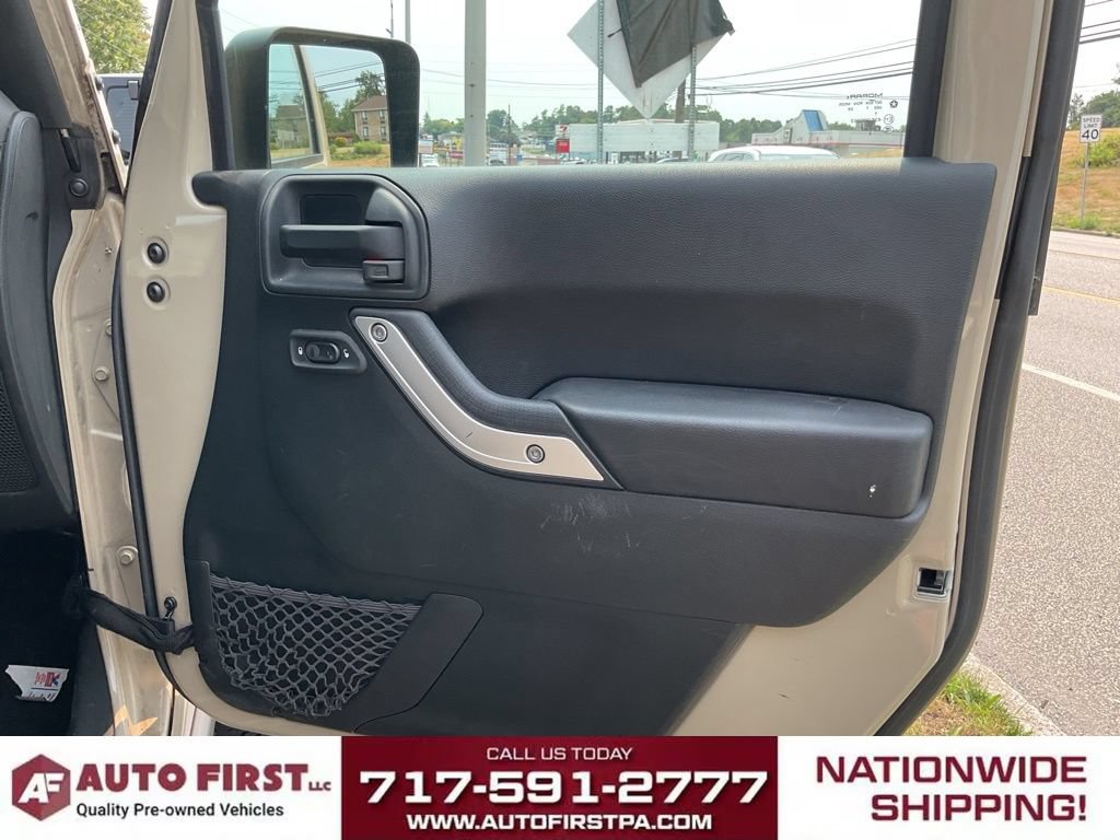 Used 2017 Jeep Wrangler Unlimited Rubicon w/ Connectivity Group AWD/4WD image 18