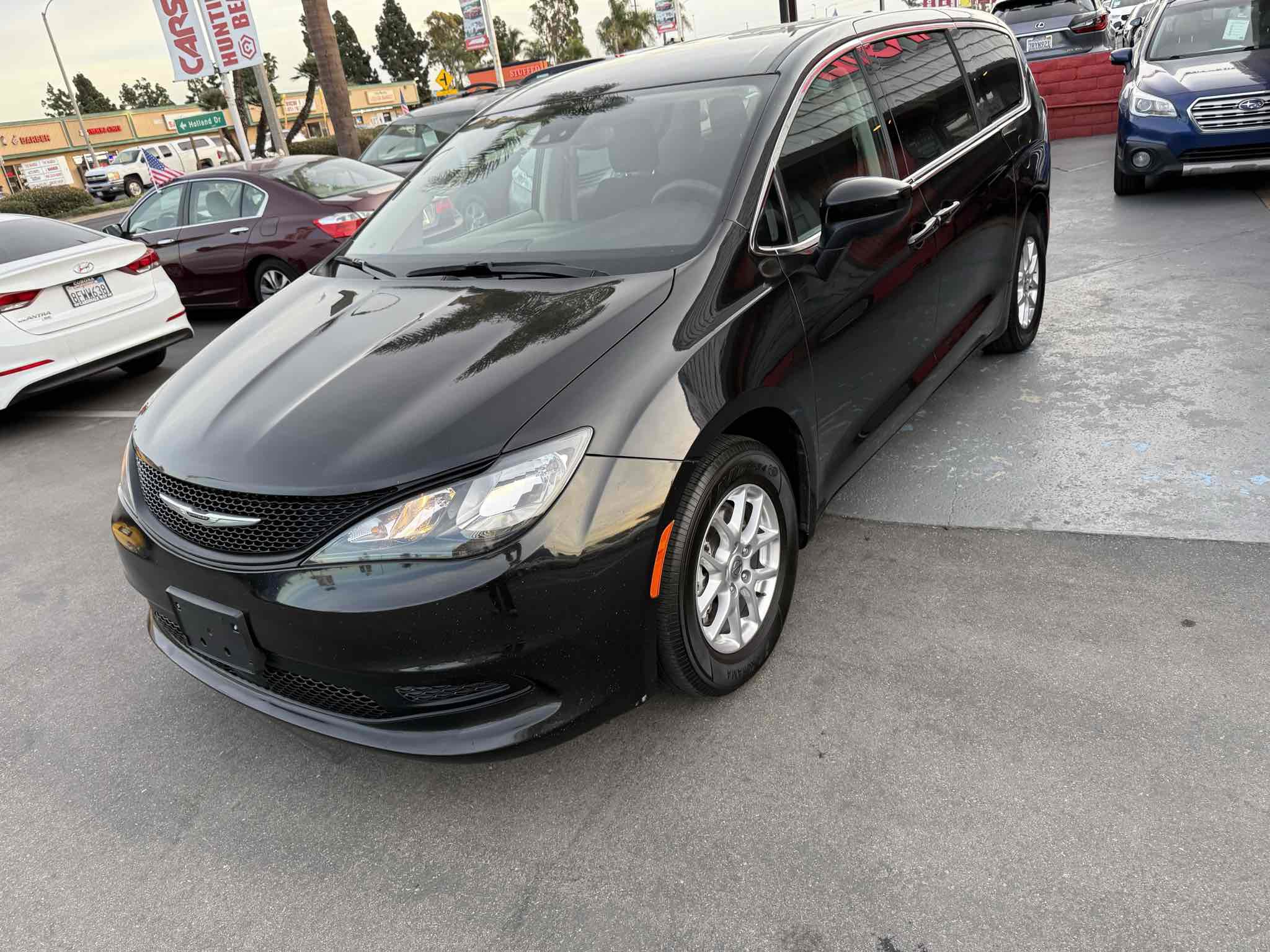 Used 2023 Chrysler Voyager LX image 5