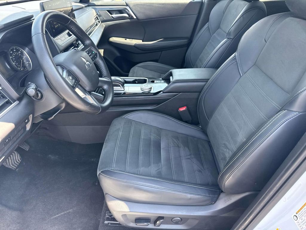 Used 2025 Mitsubishi Outlander SE image 9