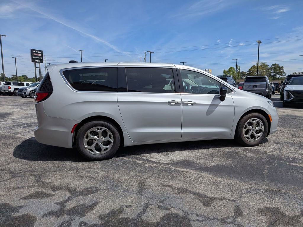 Used 2024 Chrysler Pacifica Limited image 5