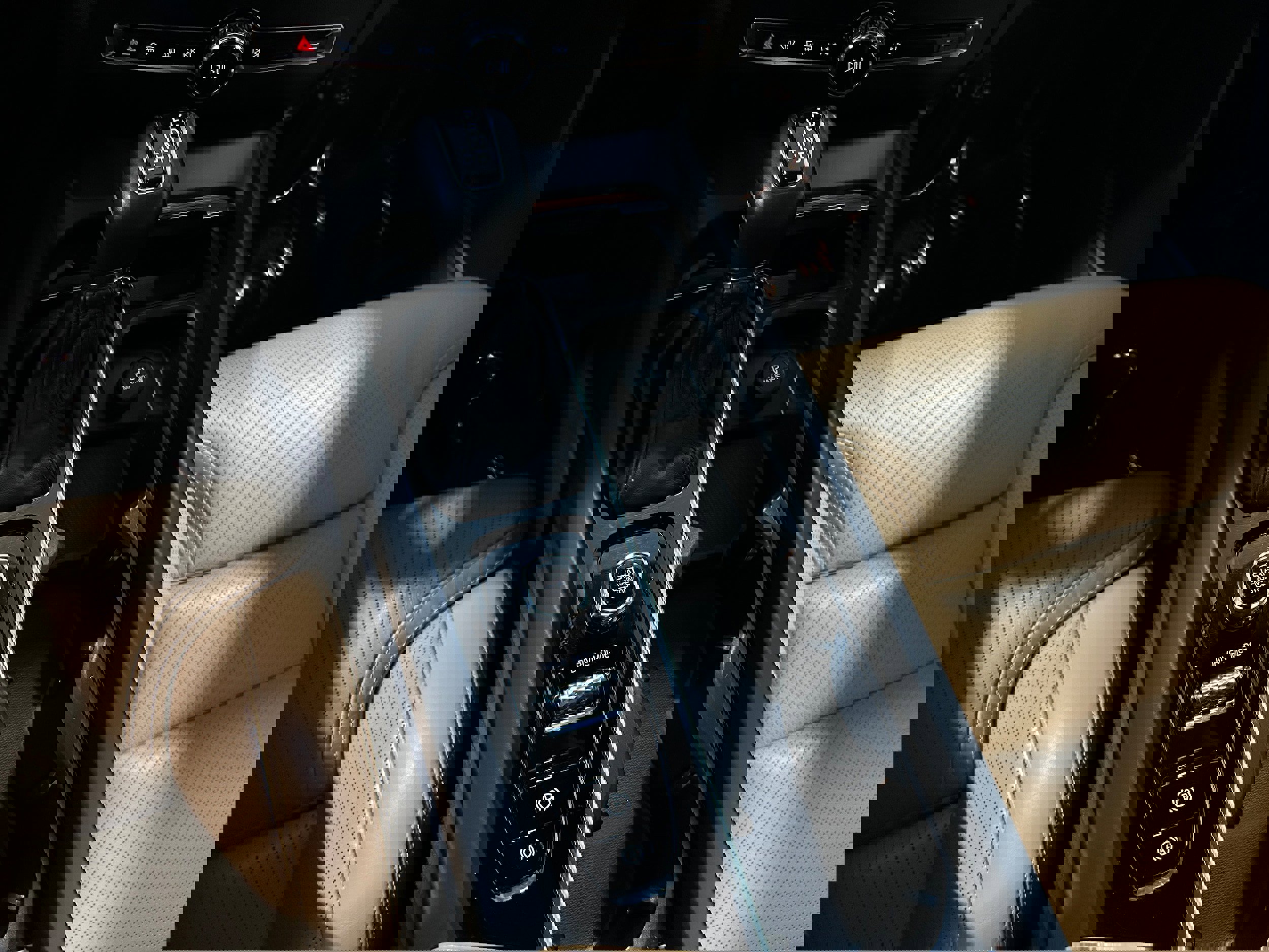 Used 2020 Volvo V60 T5 Cross Country image 10