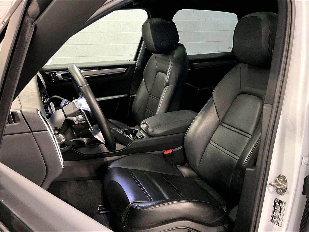Certified 2023 Porsche Cayenne Platinum Edition image 5