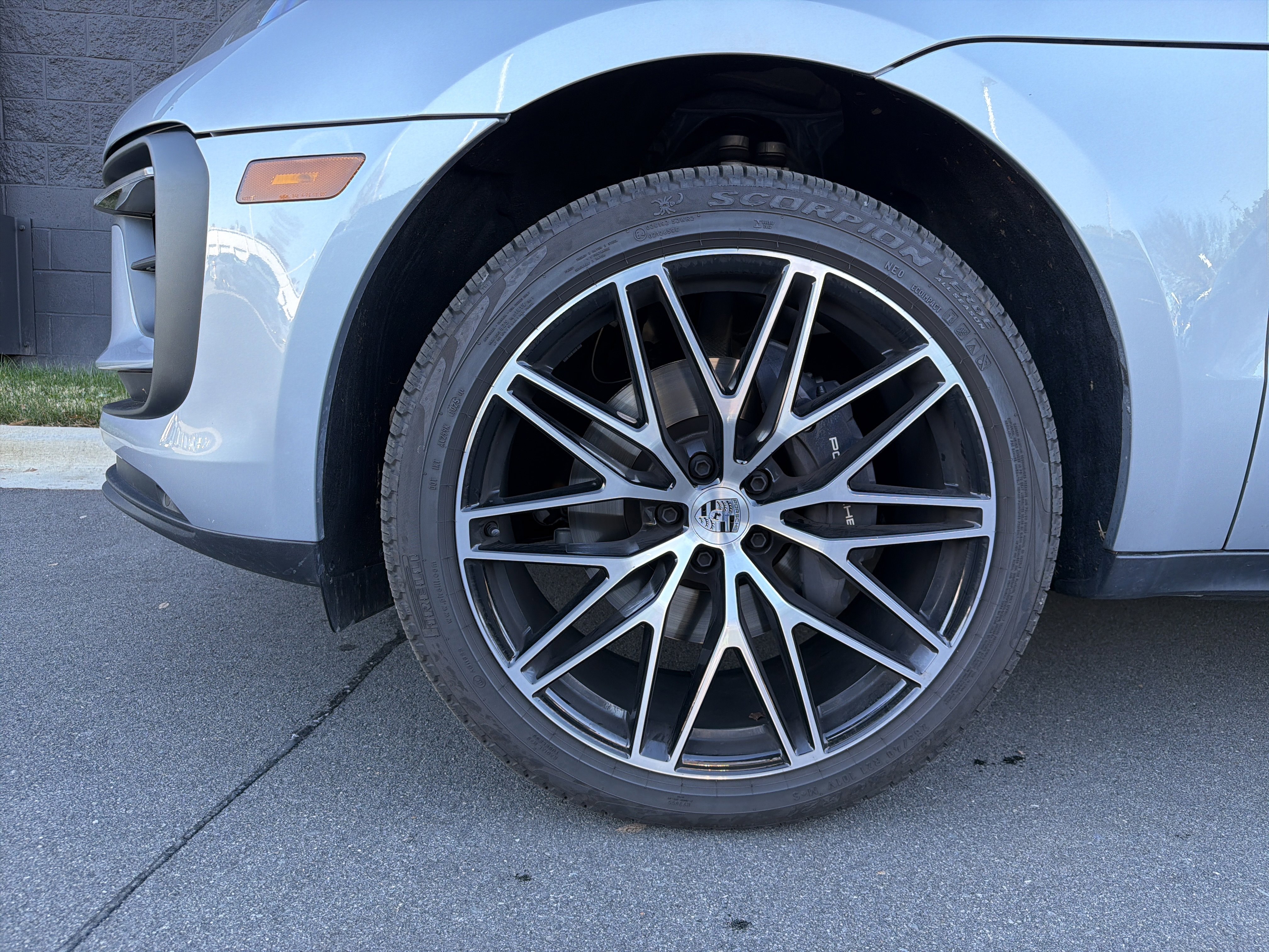 Certified 2025 Porsche Macan image 40