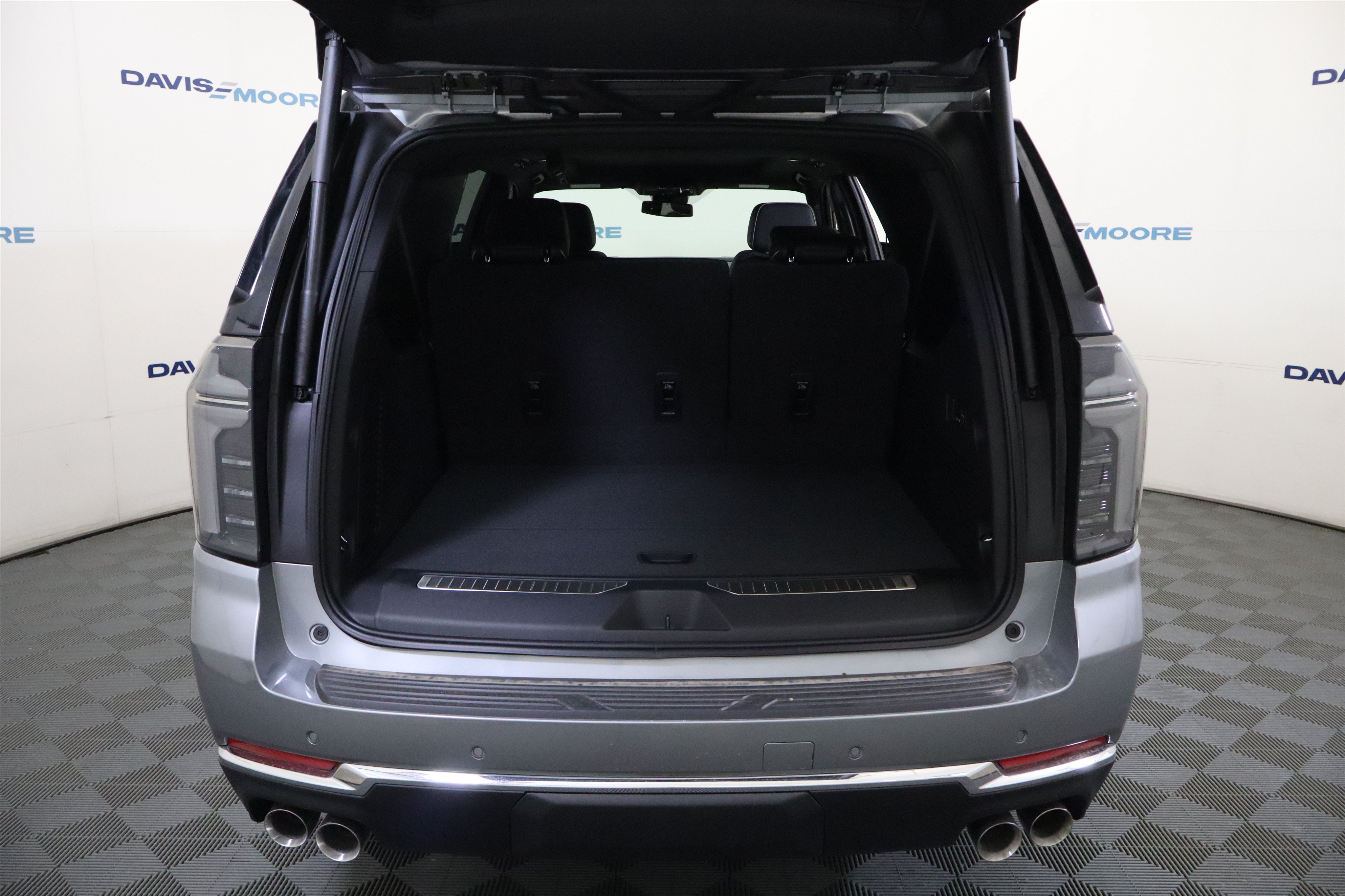 New 2026 Chevrolet Suburban Premier w/ Sun And Tow Package AWD/4WD image 9