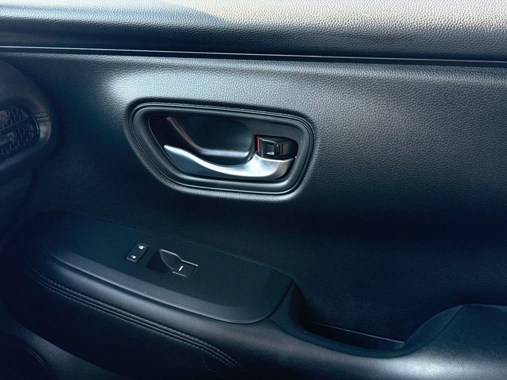 Used 2025 Honda HR-V LX image 28