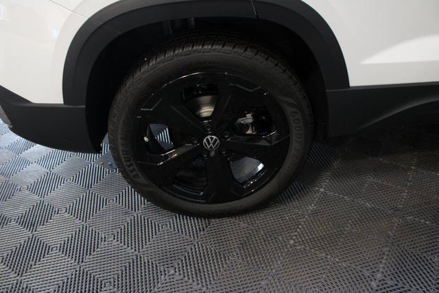 New 2025 Volkswagen Taos SEL image 28