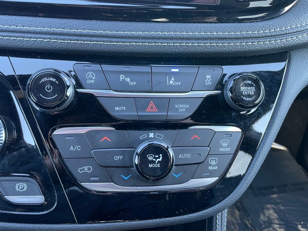 Used 2025 Chrysler Pacifica Limited image 12