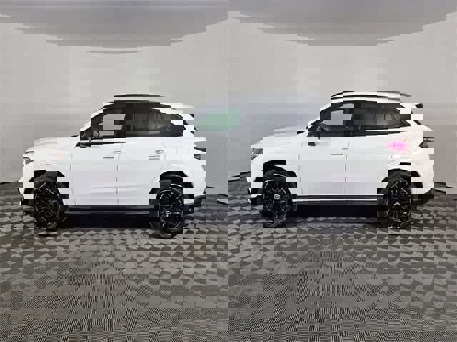 Used 2025 Mercedes-Benz GLC 350e 4MATIC image 2