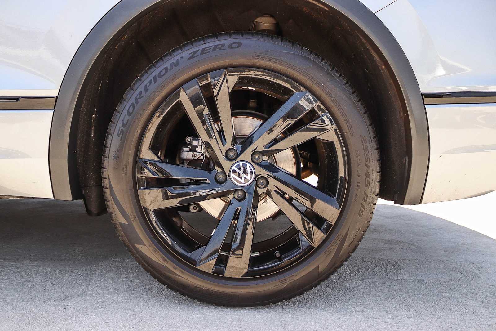Certified 2023 Volkswagen Tiguan SE R-Line FWD image 10