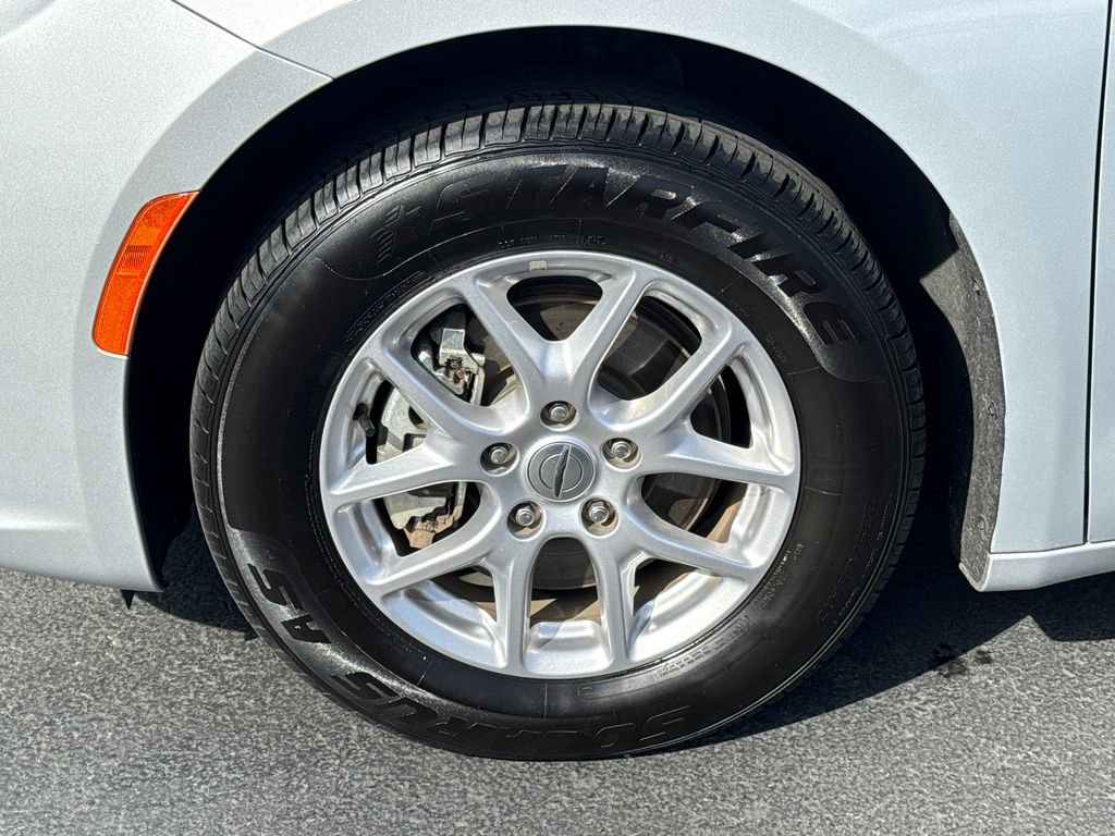 Used 2024 Chrysler Pacifica Touring-L FWD image 4