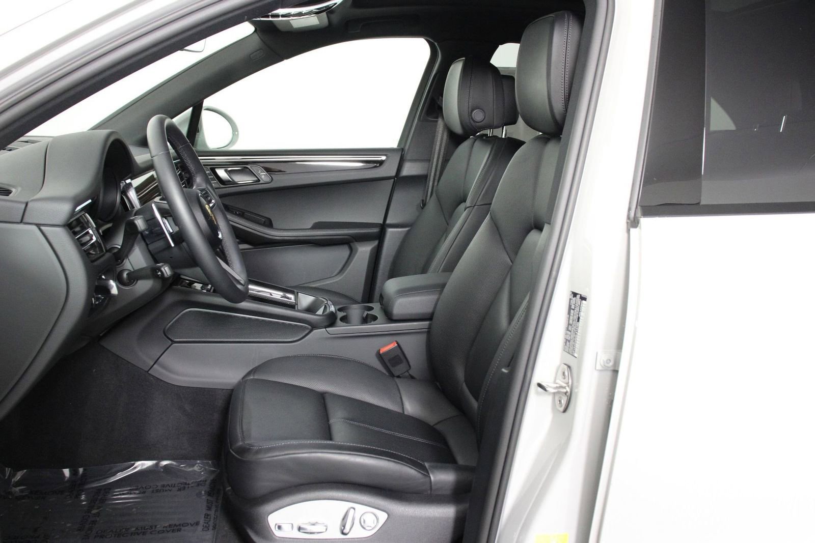 Certified 2025 Porsche Macan image 5