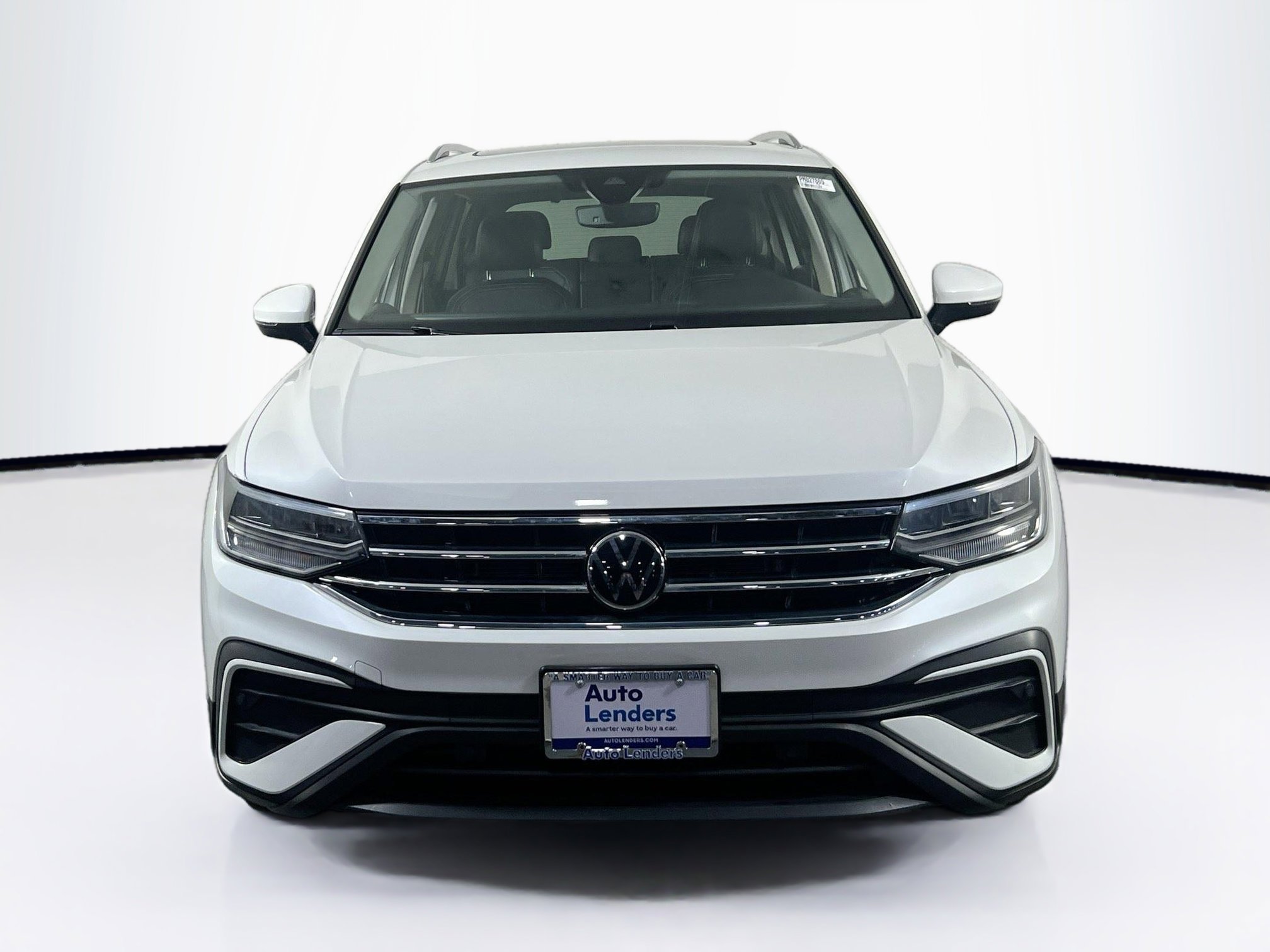 Used 2023 Volkswagen Tiguan SE image 2