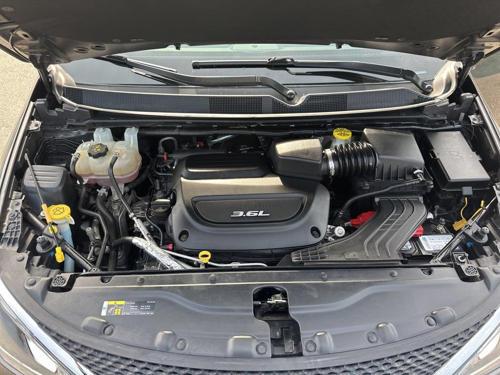 Used 2018 Chrysler Pacifica Touring Plus FWD image 30