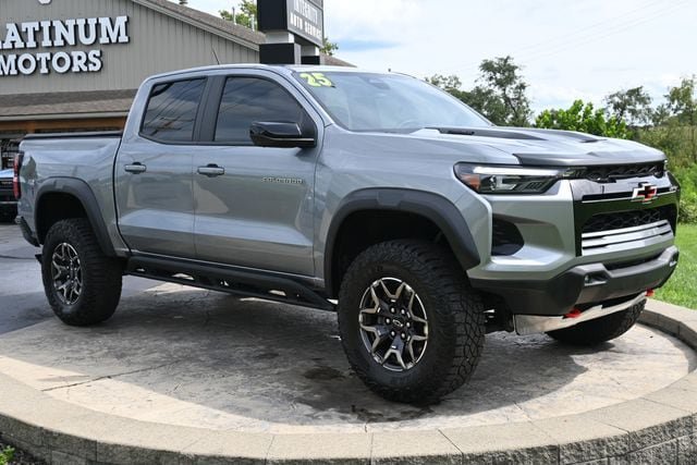 Used 2025 Chevrolet Colorado ZR2 w/ Technology Package AWD/4WD image 3