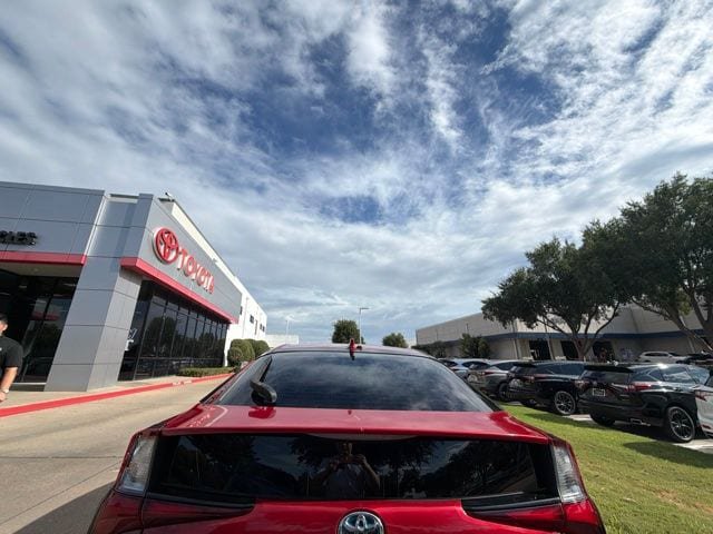 Used 2020 Toyota Prius LE FWD image 2