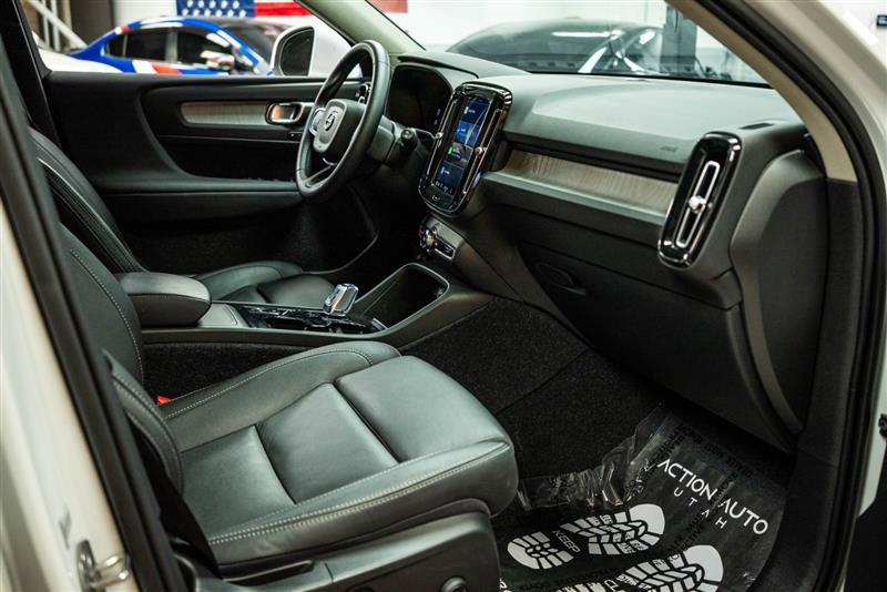 Used 2024 Volvo XC40 B5 Plus image 14