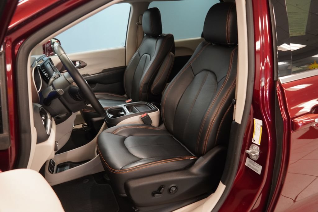 Used 2017 Chrysler Pacifica Touring-L FWD image 3