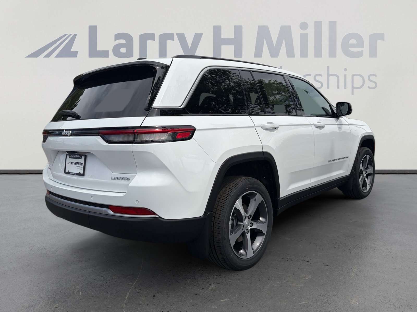 New 2026 Jeep Grand Cherokee Limited w/ Trailer Tow Package AWD/4WD image 5