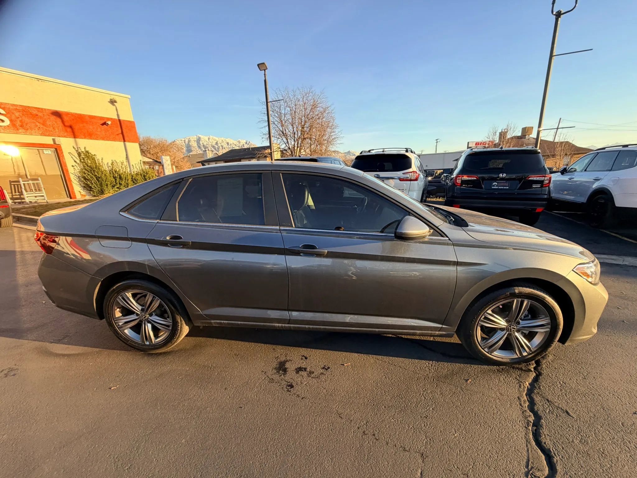 Used 2023 Volkswagen Jetta SE image 3