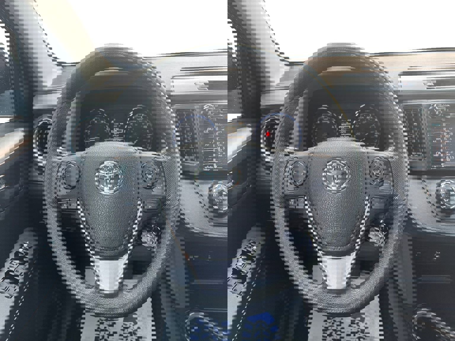 Used 2018 Toyota RAV4 LE w/ Carpet Mat Package image 21