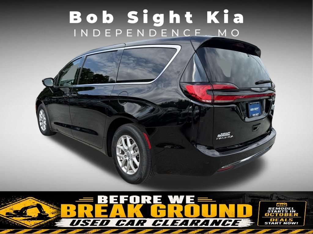 Used 2024 Chrysler Pacifica Touring-L FWD image 9