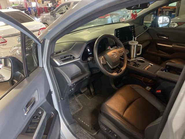 Used 2023 Toyota Sienna XSE FWD image 4