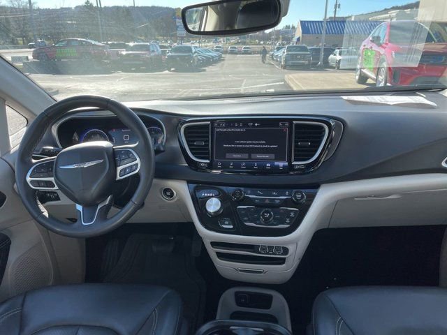 Used 2023 Chrysler Pacifica Touring-L image 7